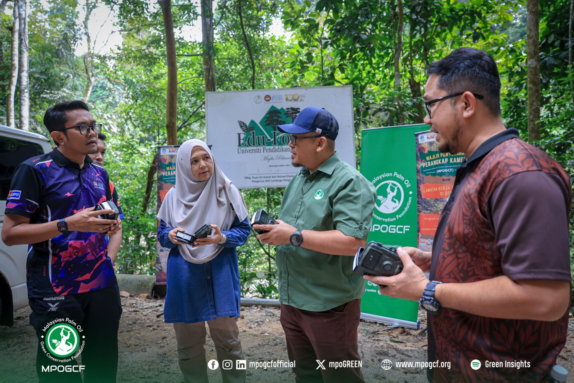 Penyerahan sumbangan perangkap kamera kepada UPSI